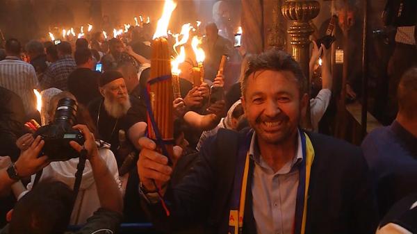 Echipa Observator, martoră la momentul tainic al pogorârii Luminii Sfinte peste mormântul lui Iisus. Turist: "Cea mai fericită zi din viața mea"