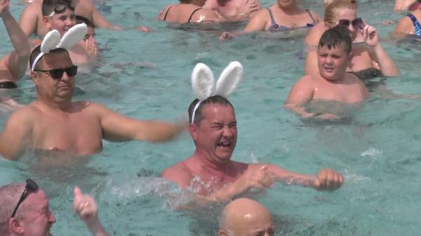 După masa copioasă de Paște, aproape 7.000 de turiști s-au relaxat la Băile Felix: "Sperăm să mâncăm iar şi să intrăm înapoi"