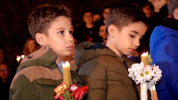 În noaptea de Înviere, lumina sfântă a ajuns și în spitale și căminele de bătrâni. La Iași s-au făcut rugăciuni pentru pace în română și slavonă