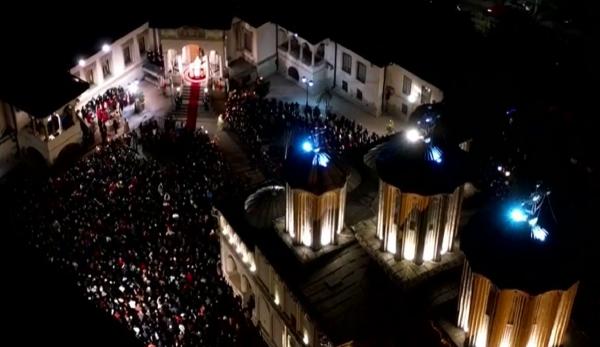 Bisericile au fost neîncăpătoare în noaptea de Înviere. Lumina Sfântă a adus bucurie în sufletele credincioşilor: ''Să fie pace!''