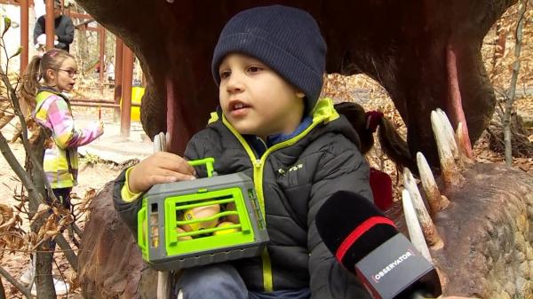 Copiii au pornit la vânătoare de "comori", prin pădurea din Râşnov. Surpriza din interiorul ouălor de Paşte