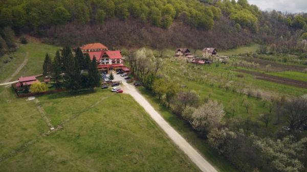 Locul din Gorj, desprins din romanele fantasy. Turiștii au profitat de vremea frumoasă și de preparatele tradiționale, pregătite de gazde