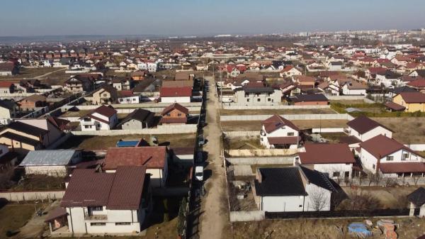 Cum a ajuns un cartier rezidenţial cu străzi de 3,5 metri în loc de 9 metri cât era proiectul. "Unde să mai faci trotuarele?"