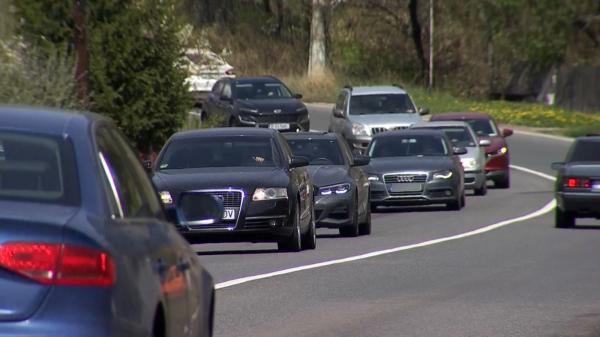 Românii încheie minivacanţa de Paşte blocaţi în trafic, pe Valea Prahovei