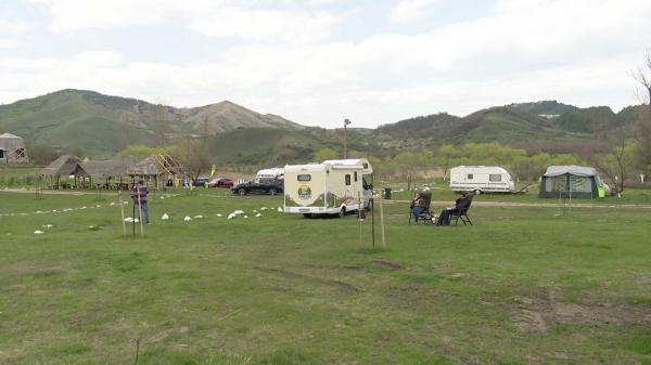 Relaxare în mijlocul naturii, departe de zgomot şi agitaţie. Cât costă o vacanţă all inclusive la rulotă