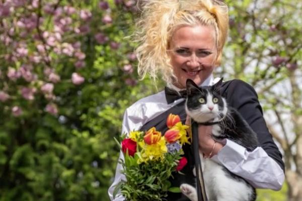 O femeie din Londra s-a căsătorit cu pisica ei, ca să poată sta în chirie. Proprietarii nu acceptau animale în casă