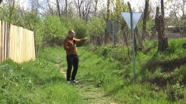 Situaţie absurdă în Galaţi: Semne de circulaţie rutieră, montate pe uliţe. Localnicii sunt rugaţi să acorde prioritate