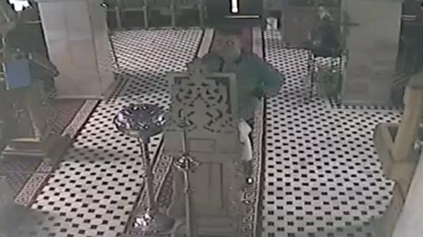 Momentul în care un bărbat din Timişoara se închină la o icoană, apoi fură din geanta unei femei. Jaful din capelă, surprins de camerele de supraveghere