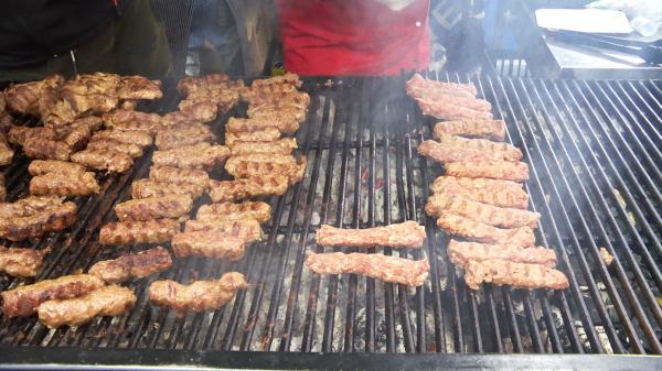 Micii s-au scumpit chiar şi cu peste 50% faţă de 2021. Cât costă acum o porţie de mici la Obor