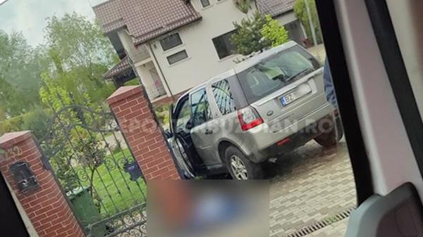 Moarte misterioasă a unui avocat din Buzău. Echipajul SMURD l-a găsit strivit între maşină şi poarta casei