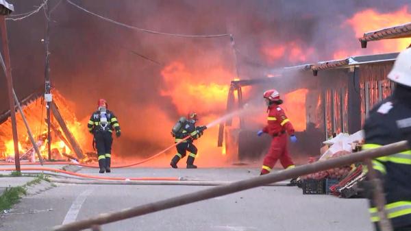 Incendiu devastator într-o piaţă din Braşov: 3.000 de metri pătraţi afectaţi, peste 100 de pompieri chemaţi să intervină