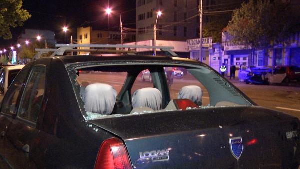 Un bărbat din Braşov a distrus 56 de maşini într-o singură noapte, în căutare de distracţie