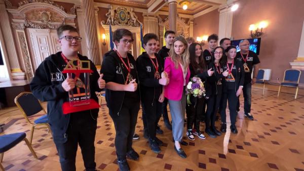 România are campioni mondiali la Robotică. 13 elevi ai Liceului Naţional de Informatică din Arad au făcut senzație în SUA