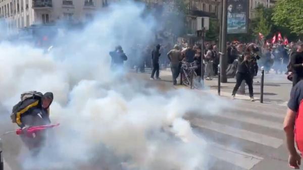 Proteste violente în Franţa, de Ziua Muncii. Jandarmii au bătut o femeie din mulţime până i-au spart capul