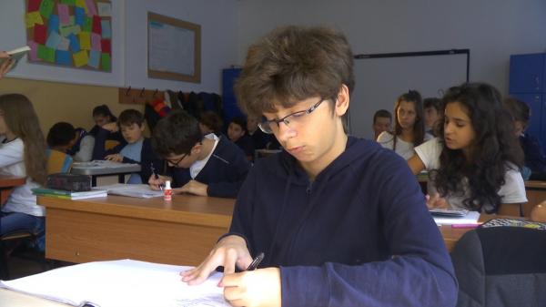 Perioada examenelor îi face pe elevi să fie mai stresaţi. Sfatul specialiştilor pentru părinţi