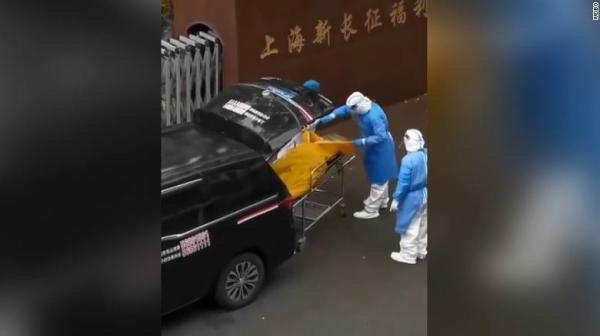 Scene de groază în Shanghai: un bătrân este dus la crematoriu într-un sac de cadavre deși este încă în viață. Momentul în care începe să miște