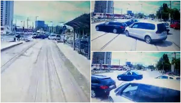 Un tramvai din Bucureşti a intrat în plin în mai multe maşini care aşteptau la semafor. Din cauza vitezei, vatmanul nu a mai putut opri nici măcar în staţie