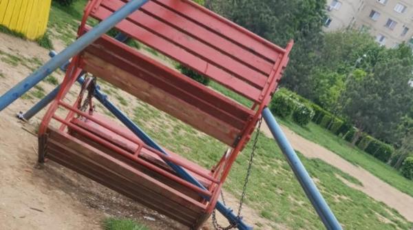 Un copil de patru ani din Ploieşti a ajuns la spital, după ce leagănul din parc s-a rupt şi  i-a căzut în cap