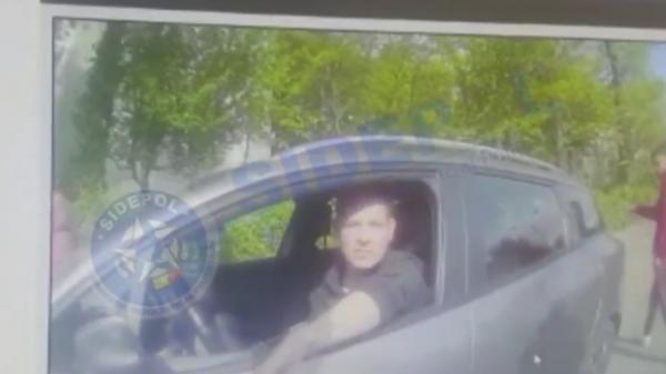 "Dacă cobor te nenorocesc!" Un şofer agresiv a rănit un poliţist din Bucureşti când i-a cerut să se legitimeze. VIDEO