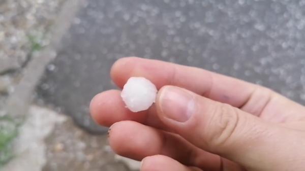 Grindină cât bobul de strugure, după avertizările meteo de vreme severă. Imagini cu furtunile din Bihor și Harghita