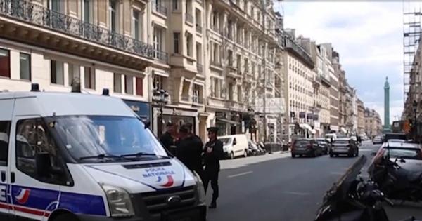 Magazinul de bijuterii de lux Chanel, jefuit în plină zi, în centrul Parisului. Momentul a fost filmat de martori