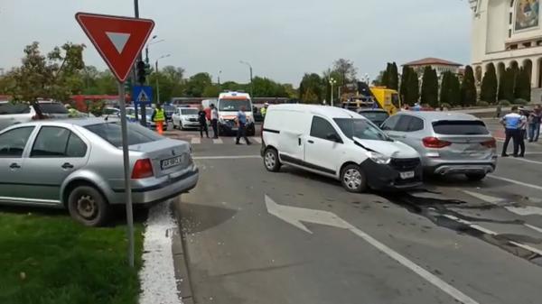 Accident cumplit într-o intersecţie din Arad. Şase maşini avariate, după ce un şofer a făcut infarct la volan