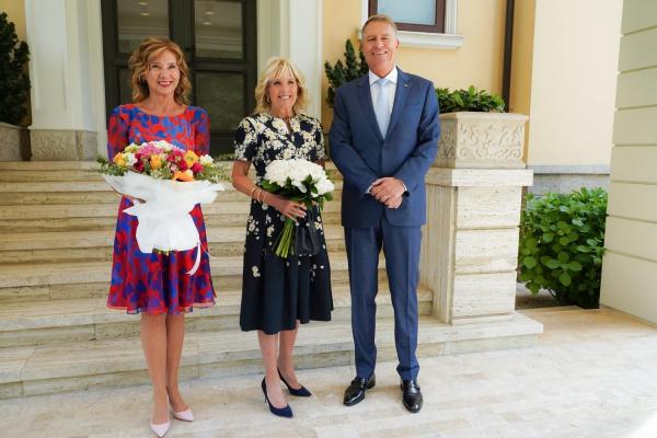 Jill Biden a ajuns la întâlnirea cu Carmen Iohannis. Va vizita şi o şcoală care găzduiește elevi ucraineni refugiați