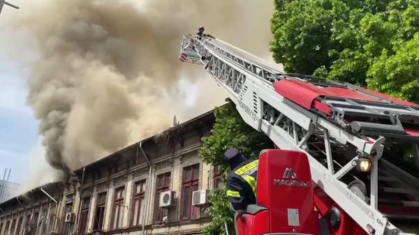 O clădire de locuinţe arde în Centrul Vechi al Capitalei. Primele ipoteze despre cauzele incendiului