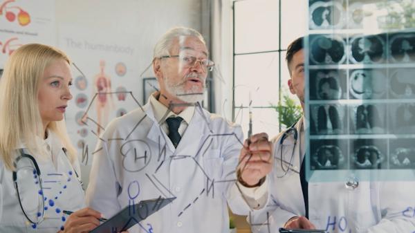 Proiecte pentru creşterea speranţei de viaţă, la FDVDR. Șansă uriașă pentru specialiștii în domeniul gerontologiei