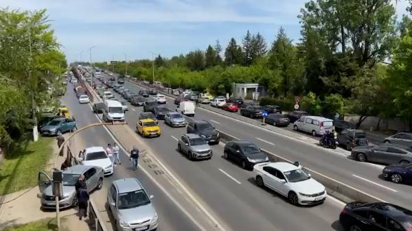 O maşină a lovit o ţeavă de gaze în dreptul Aeroportului "Henri Coandă". Trafic oprit pe DN1, spre Bucureşti