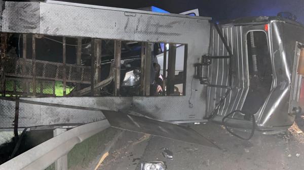 Imagini de coșmar pe autostrada A1, după ce șoferul unei dube a pierdut controlul volanului. Accident cumplit între Sebeș și Deva
