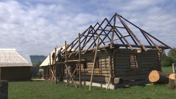 Teodor, în vârstă de 79 de ani, readuce la viaţă confecţionarea draniţei, un meşteşug vechi de sute de ani