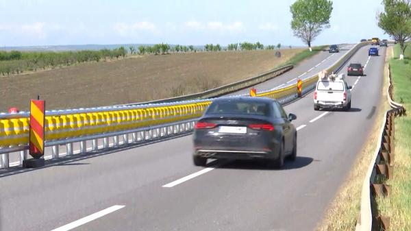 A început montarea de separatoare pe "drumul morţii", şoseaua din România cu zeci de cruci pe margine