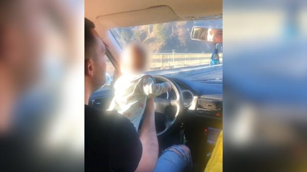 Tată din Vâlcea filmat când îşi pune bebeluşul la volan, în timp ce conduce și ascultă manele pe Valea Oltului