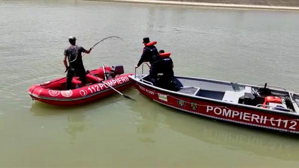 Tatăl din Bacău care şi-a înecat copiii, găsit din greşeală de un voluntar. Cum a fost găsit chiar în locul în care i-a ucis pe micuţi