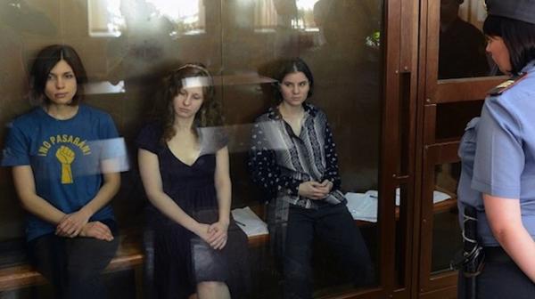 Povestea incredibilă a "evadării" din Rusia a liderului trupei Pussy Riot. Grupul a fost mereu critic la adresa lui Putin: în 2014 au fost biciuite