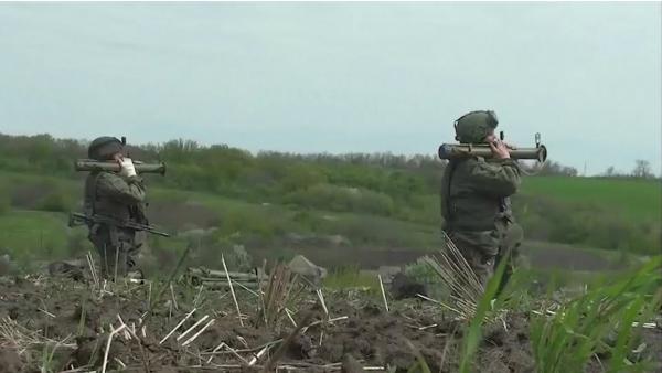 Armata rusă recrutează 20.000 de soldaţi. Le oferă "stabilitate" şi "statut social ridicat", dar salariul este ridicol