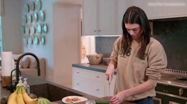 Kendall Jenner, ţinta ironiilor pe internet după ce s-a chinuit să taie un castravete. Mama sa a vrut să cheme bucătarul