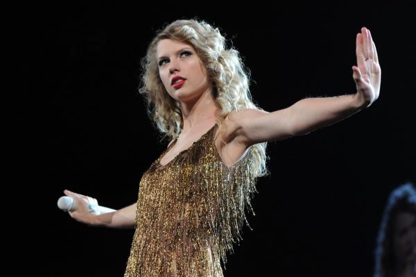 Designerul preferat de multe vedete a lansat o colecţie în România. Taylor Swift şi Rita Ora îi poartă creaţiile