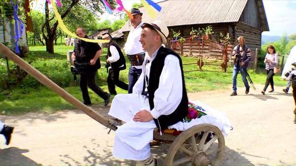 Cel mai harnic gospodar, sărbătorit în Maramureș. Conform tradiției, tânărul a pornit într-un tur triufmal al satului