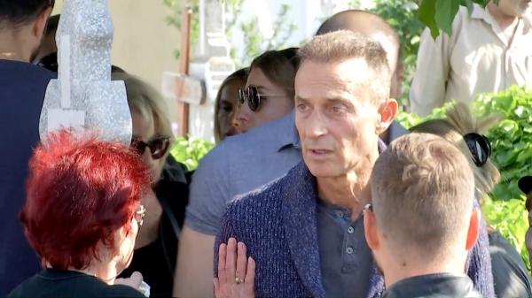 Frații Mazăre, flancați de 7 polițiști în civil, la înmormântarea mamei: "O tragedie prin ce trecem, dar suntem bărbaţi şi mergem înainte"