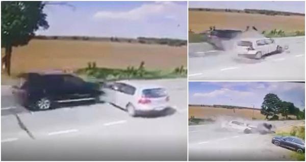 Accident mortal filmat la Timșești, în Neamț. Un VW și un BMW s-au făcut praf după un impact cumplit, bucăţi dintr-un motor a zburat la zeci de metri distanţă 