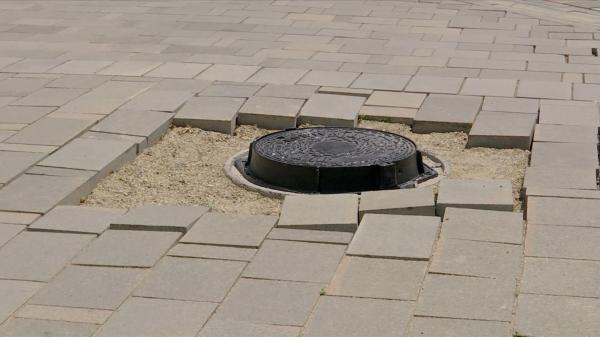 Lucrări de mântuială pe cea mai importantă stradă din centrul municipiului Târgu Jiu. Autorităţile au dat 2 milioane de euro pentru ele