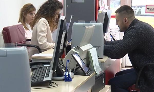 Studenţii şi tinerii ar putea lua credite de 10.000 şi 15.000 de euro garantate de stat. Guvernul pregăteşte un nou proiect de lege