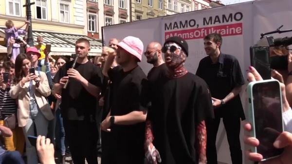 Câştigătorii Eurovision 2022 au ajuns acasă: Liderul formaţiei a anunţat că trofeul va fi vândut la licitaţie, iar banii donaţi ţării şi armatei