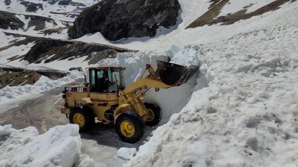 Zăpadă de aproape 5 metri pe Transfăgărășan. Când speră drumarii că vor deschide șoseaua