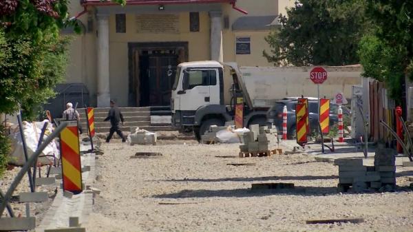 "Această zonă pare de nedescris, parcă este Calea Bătuţilor, nu a Eroilor". Bătaie de joc din banii publici la Târgu Jiu