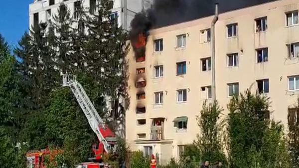 Incendiu puternic într-un bloc din Braşov. Patru apartamente făcute scrum, peste 50 de persoane evacuate