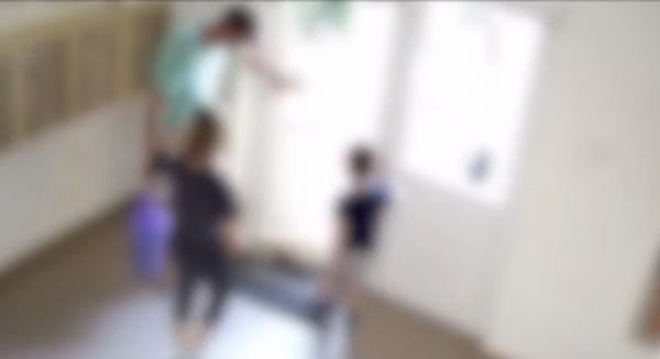 "Era în capot şi s-a dezbrăcat. Era fără lenjerie". Pedofilul surprins de camere pipăind o fetiţă într-un bloc din Oradea era cunoscut pentru pornirile sale