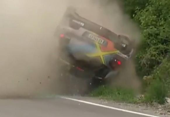 Serie de accidente la raliul Argeşului: Trei maşini s-au răsturnat şi au ieşit în decor, în probe diferite. Un pilot şi un copilot au ajuns la spital